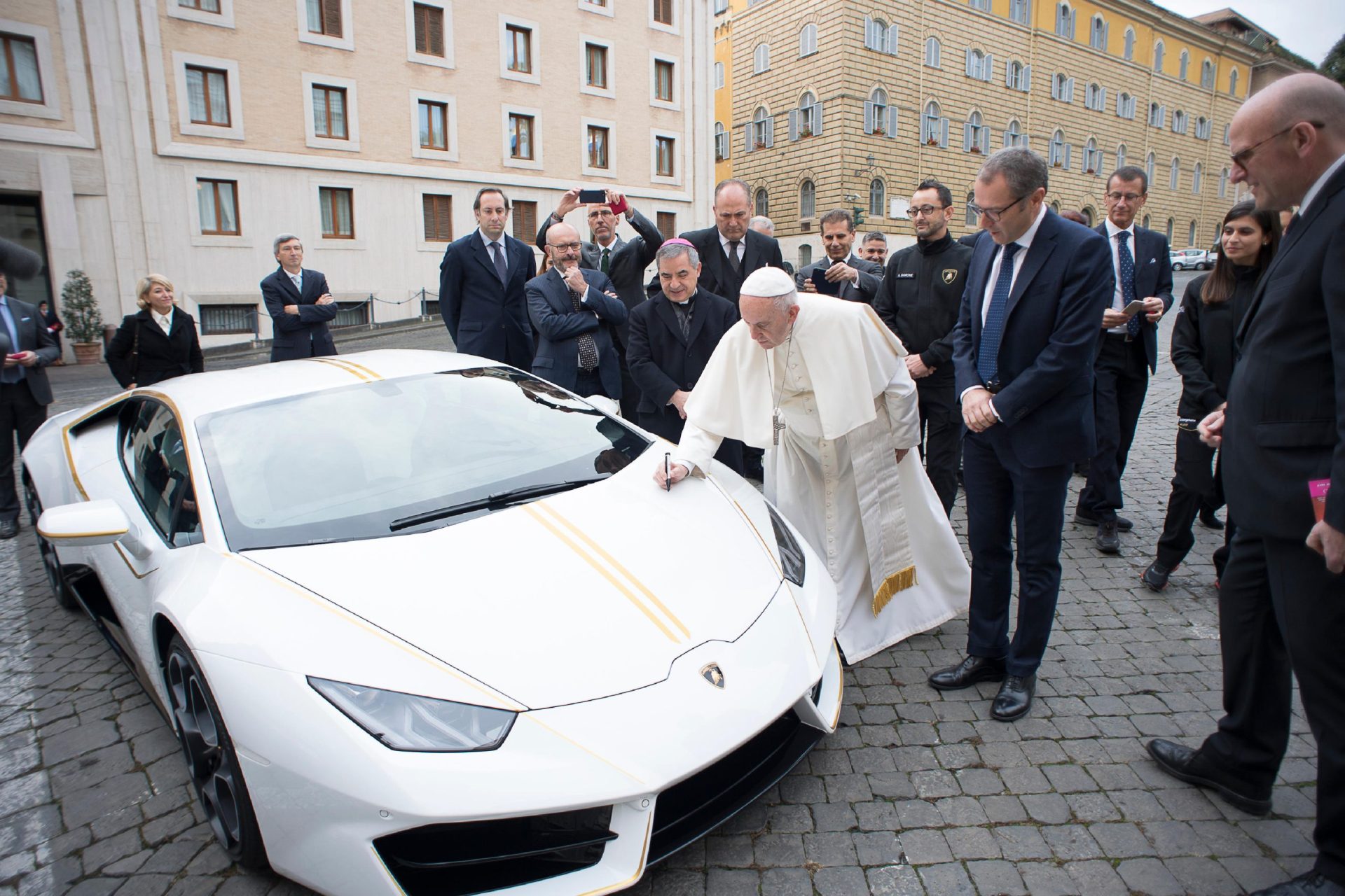 Lamborghini oferece carro ao Papa
