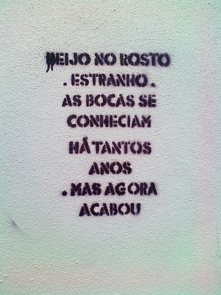 «Beijo no rosto. Estranho. As bocas se conheciam há tantos anos. Mas agora acabou»