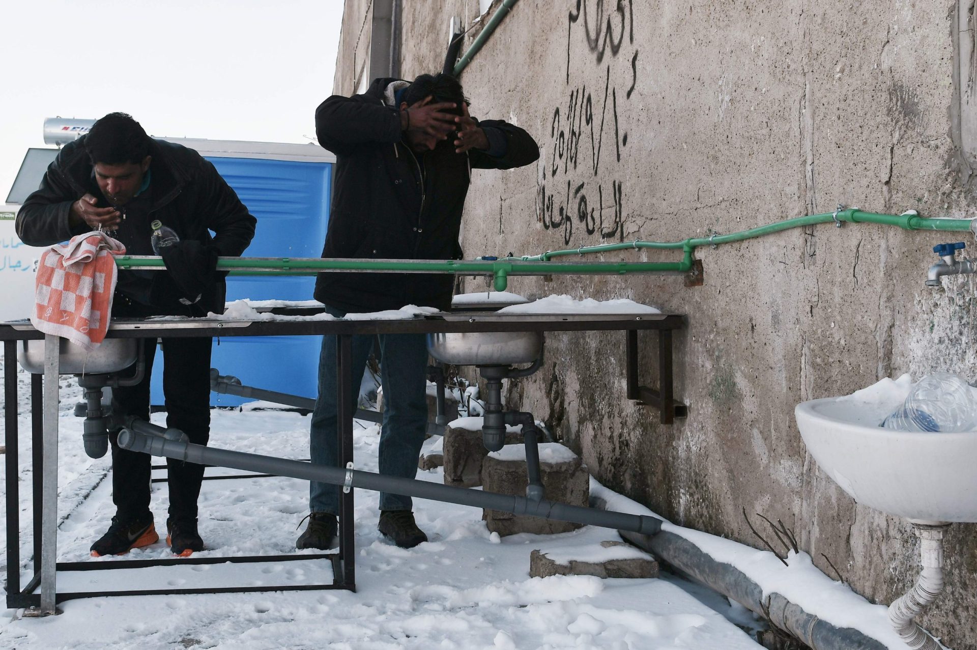 Refugiados em risco de morrer com o frio grego