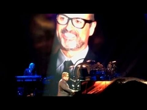 Elton John chora durante homenagem a George Michael [video]