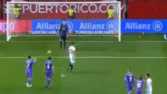 Ronaldo atira bola contra jogador antes de marcar penálti