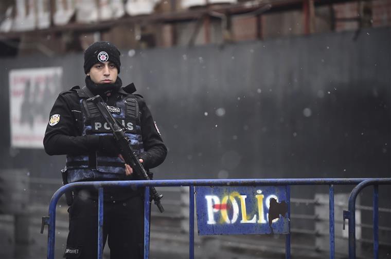 Turquia. Suspeito detido confessa atentado na passagem de ano