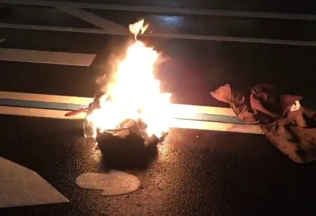 Homem pega fogo a si mesmo em protesto contra Donald Trump