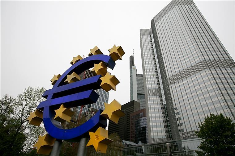 BCE mantém juros e programa político