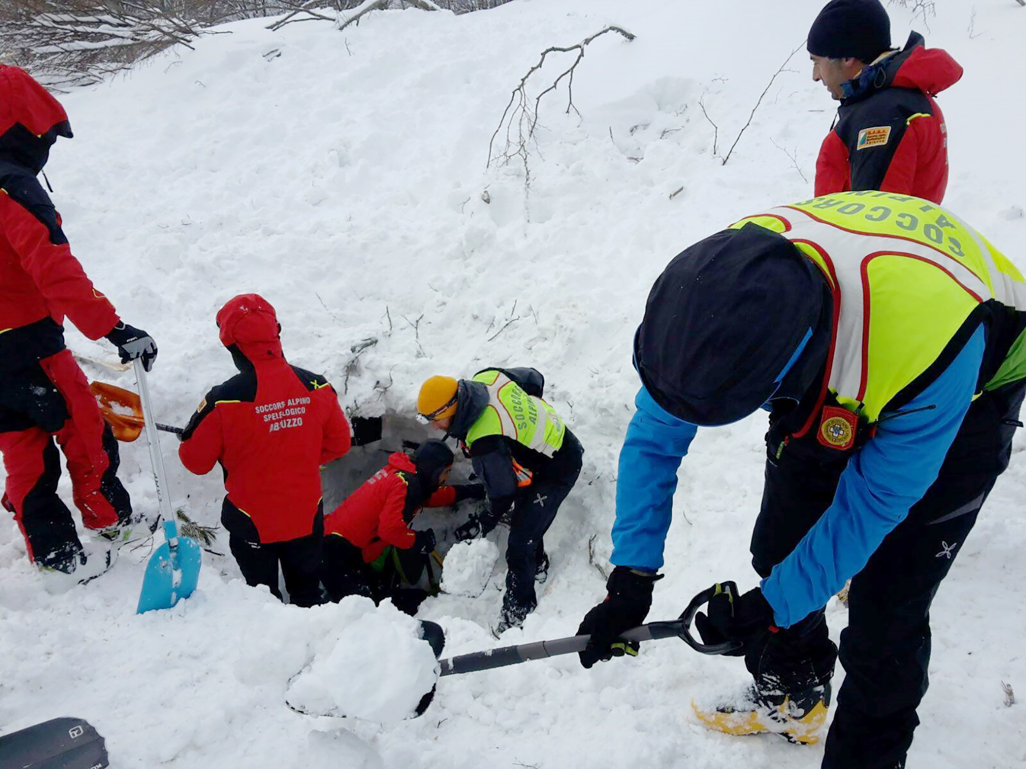 Seis pessoas encontradas vivas debaixo de neve em hotel soterrado