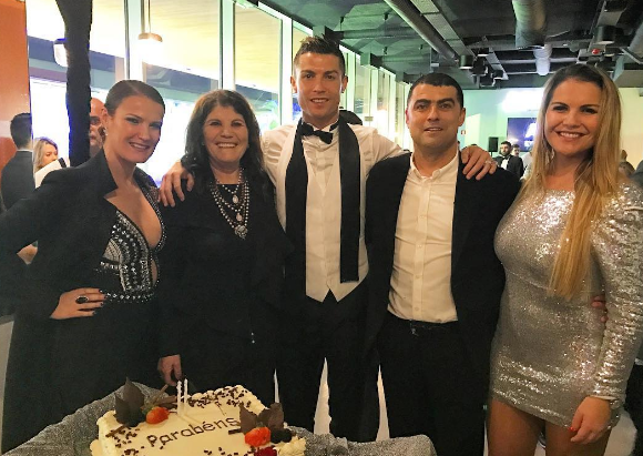 Ronaldo festeja aniversário da mãe