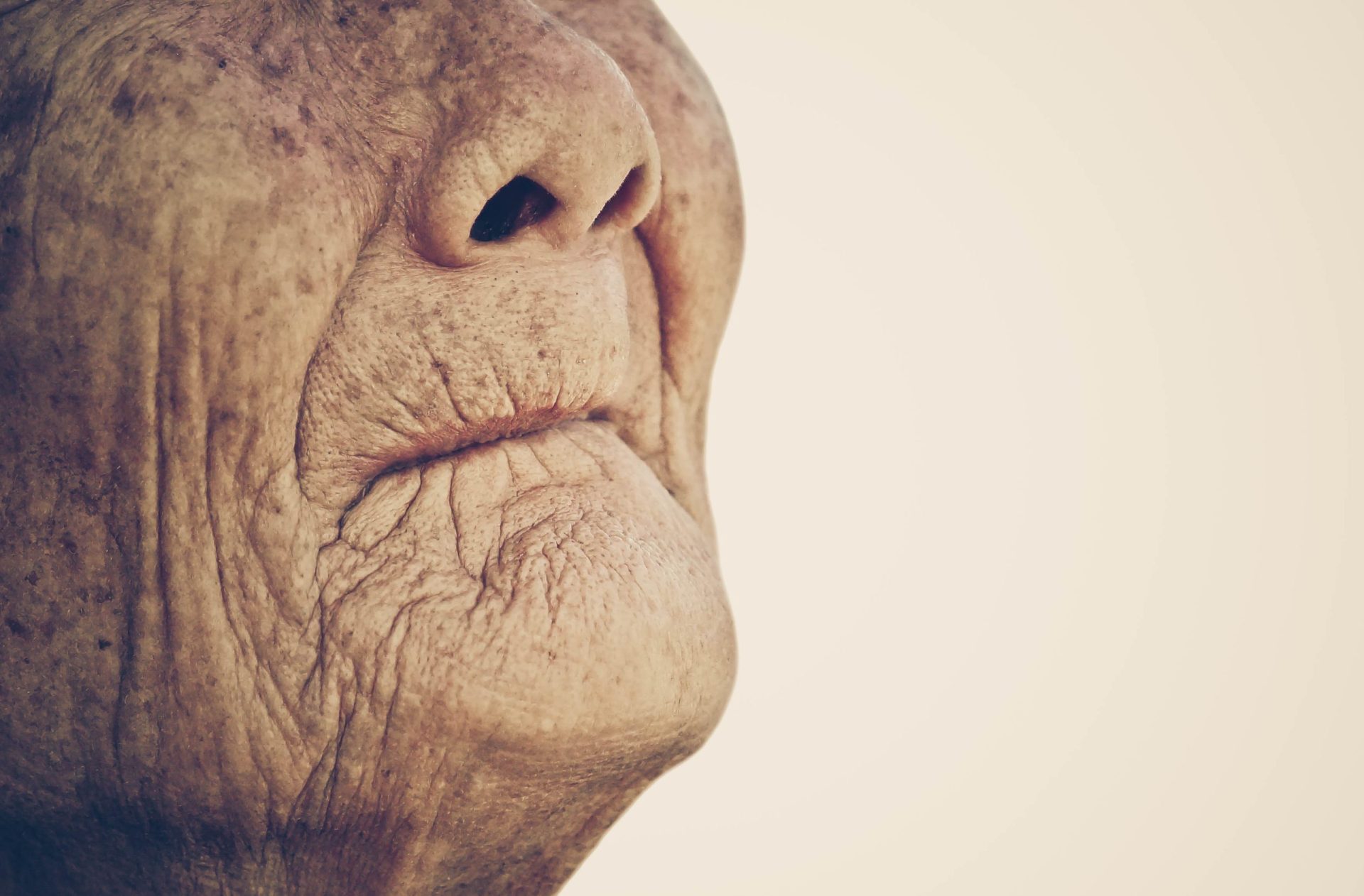 Idosa de 92 anos resgatada após ter sido presa em cela durante anos pelo filho