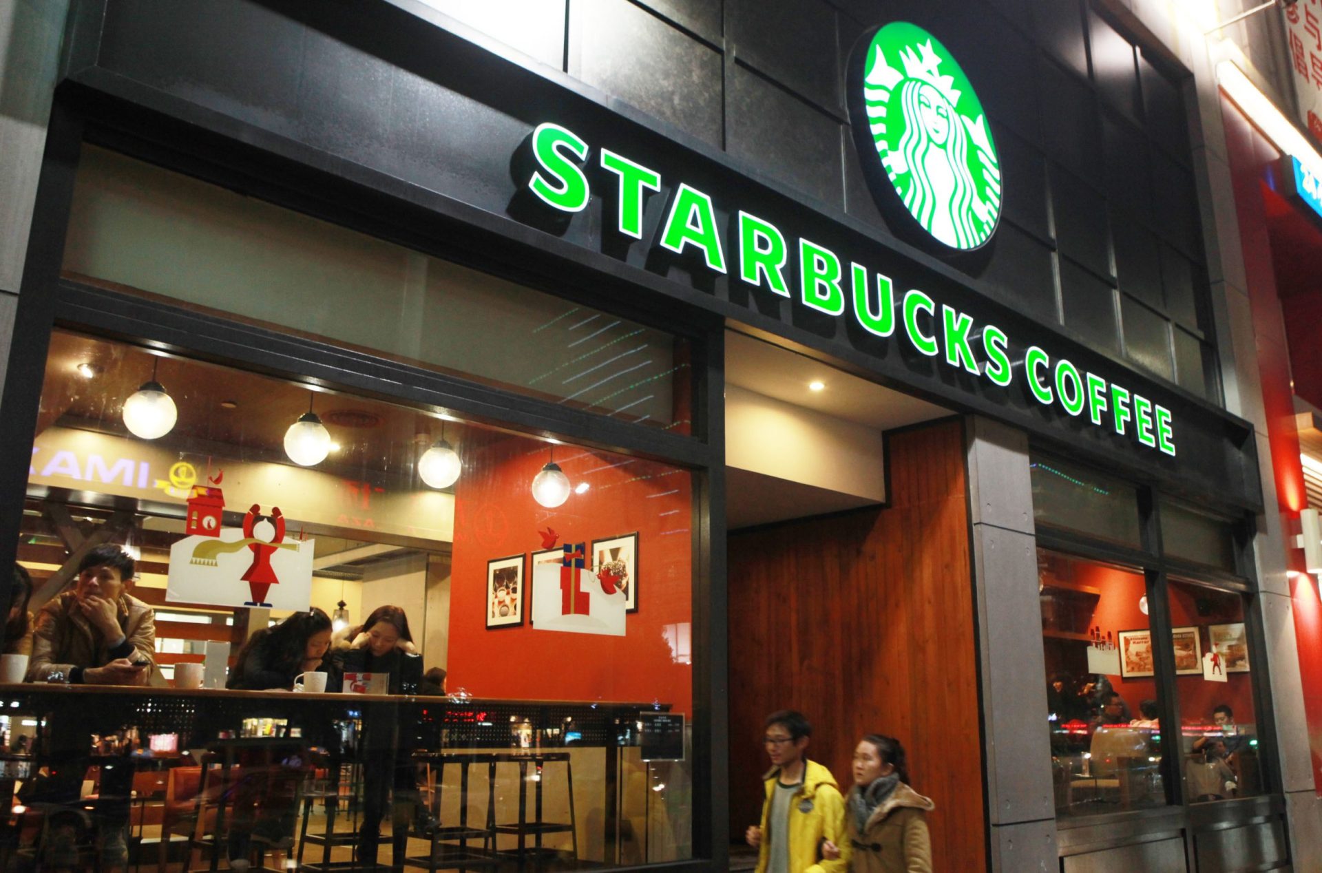 Starbucks quer contratar 10 mil refugiados para contrariar Trump