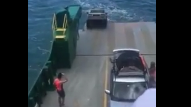 Automóvel cai ao mar em travessia de ferry [Vídeo]