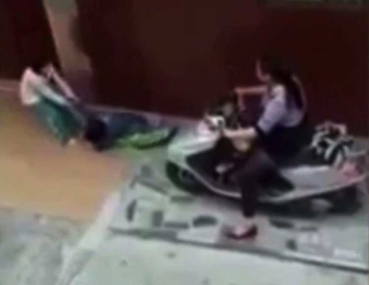Mulher tenta atropelar criança com mota