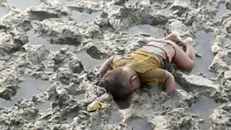 Imagem de bebé rohingya morto num rio está a chocar o mundo