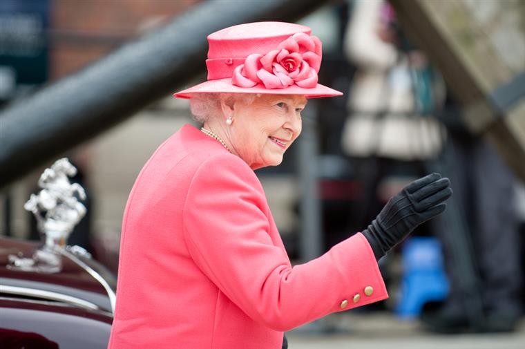 Rainha Isabel II escapa a tiro no Palácio de Buckingham