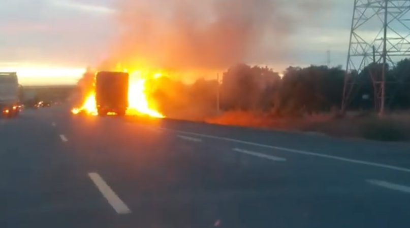 Vídeo mostra camião a arder na A2 | Vídeo