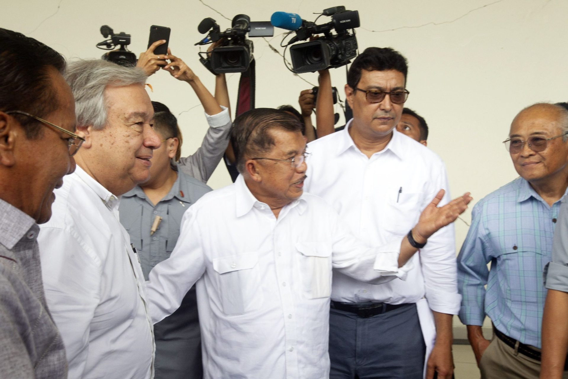 António Guterres visita zona mais afetada por sismo e tsunami na Indonésia