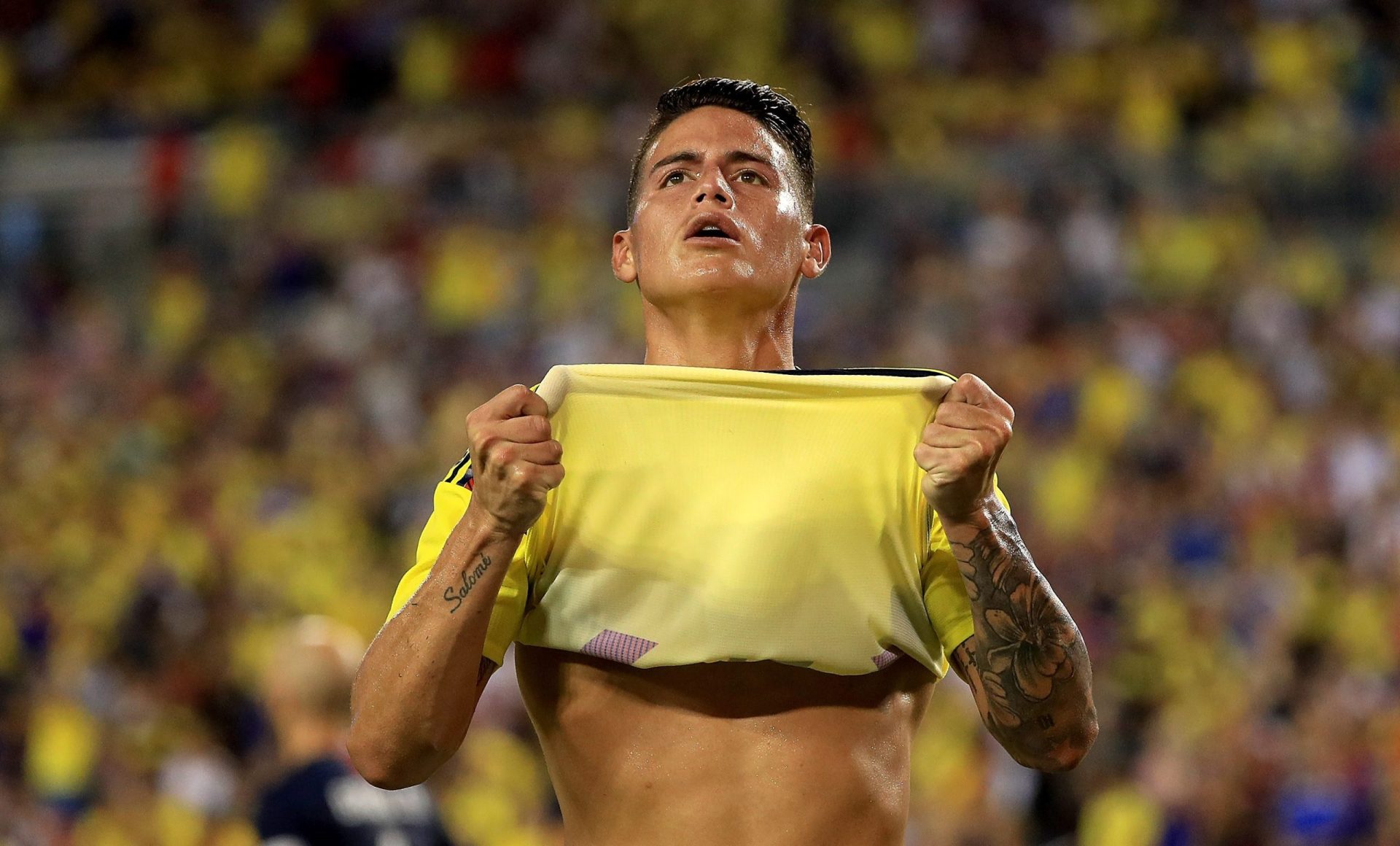 James Rodríguez marca golo de levantar o estádio | VÍDEO