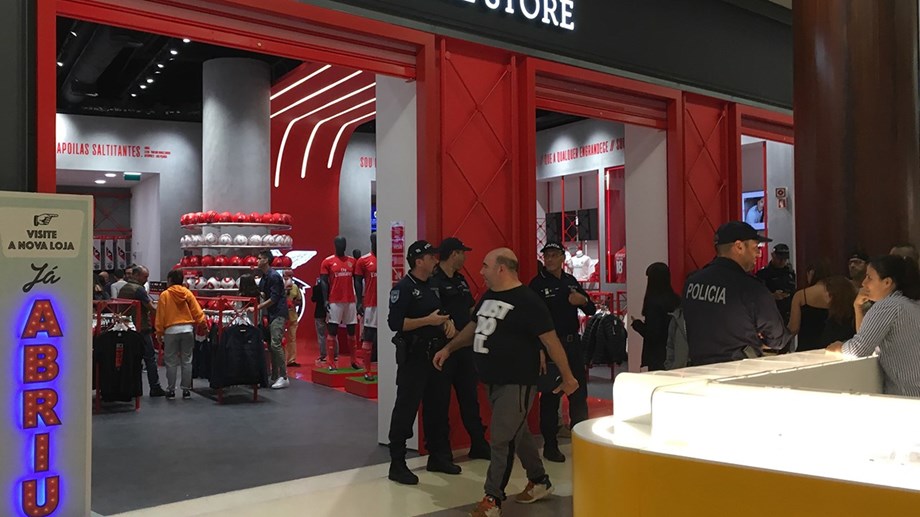 Super Dragões ‘atacam’ loja do Benfica no Porto | VÍDEO