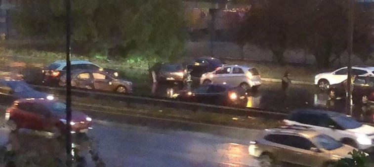 Polícia a caminho do trabalho parou camião em contramão com o próprio carro