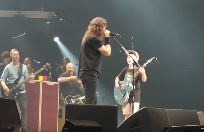 Criança de 10 anos sobe ao palco em concerto dos Foo Fighters para tocar…Metallica | VÍDEO