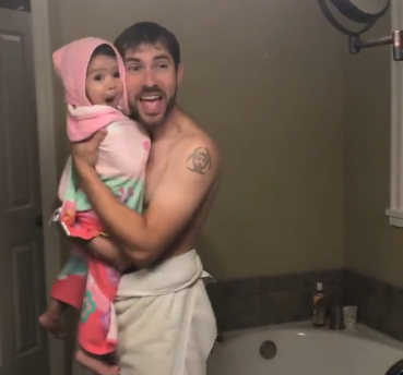 Pai e filha cantam ‘Girls Like You’ dos Maroon 5 e encantam a Internet | Vídeo