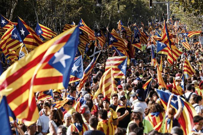 Independentistas bloqueiam estradas e linhas de ferro na Catalunha