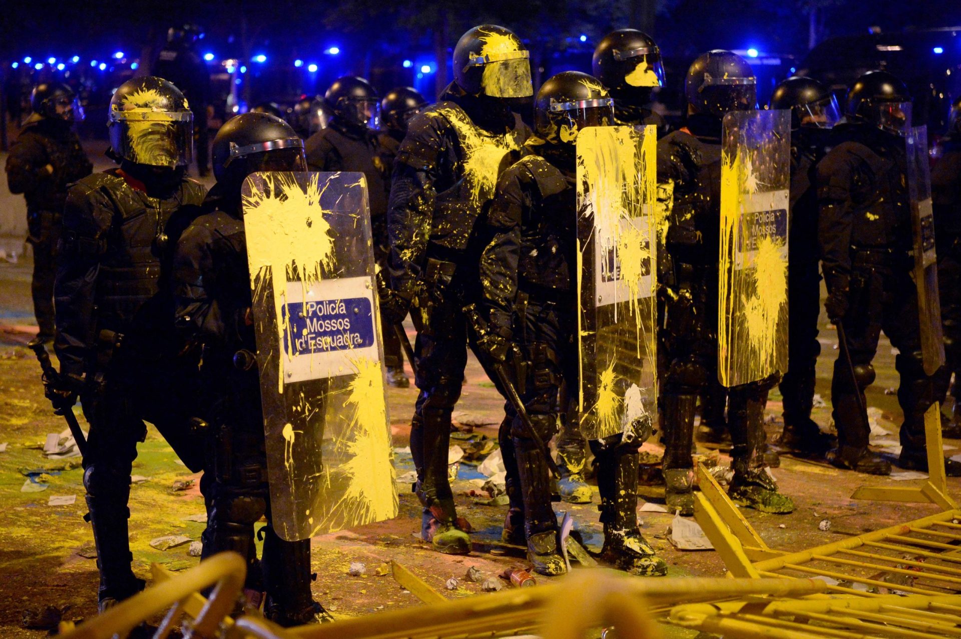 Independistas catalães acabam em confronto com a polícia em Barcelona | FOTOS