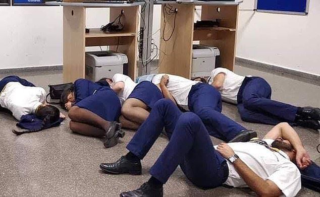 Fotografia de tripulantes da Ryanair a dormir no chão foi encenada