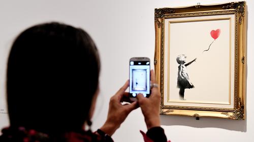 Banksy mostra como construiu mecanismo que destruiu o quadro | Vídeo