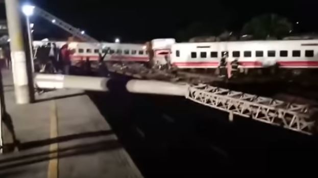 Acidente de comboio em Taiwan faz pelo menos 17 vítimas mortais | Vídeo
