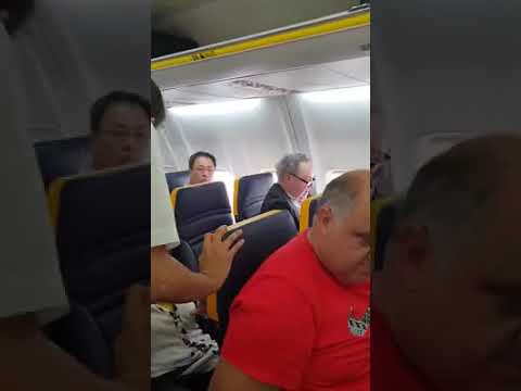 “Não quero sentar-me ao pé da tua cara feia”. Ryanair acusada de ser passiva com racismo | VÍDEO