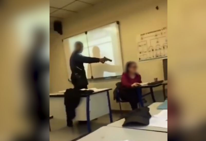 Vídeo mostra aluno a ameaçar professora com uma arma na sala de aula