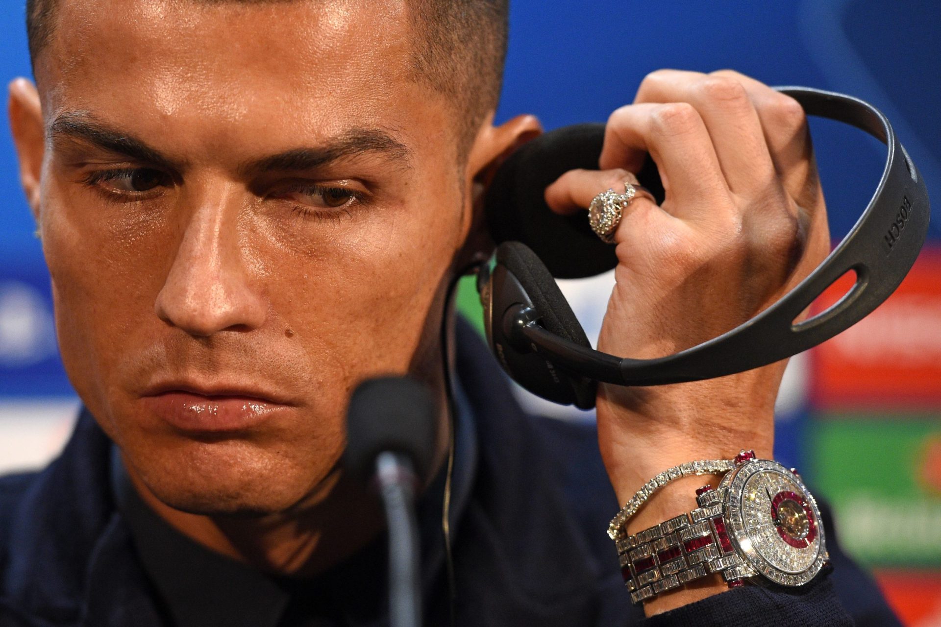 Cristiano Ronaldo mostra relógio de dois milhões de euros | FOTO