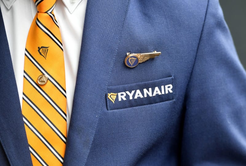 Homem que insultou mulher em voo da Ryanair já foi identificado | Vídeo