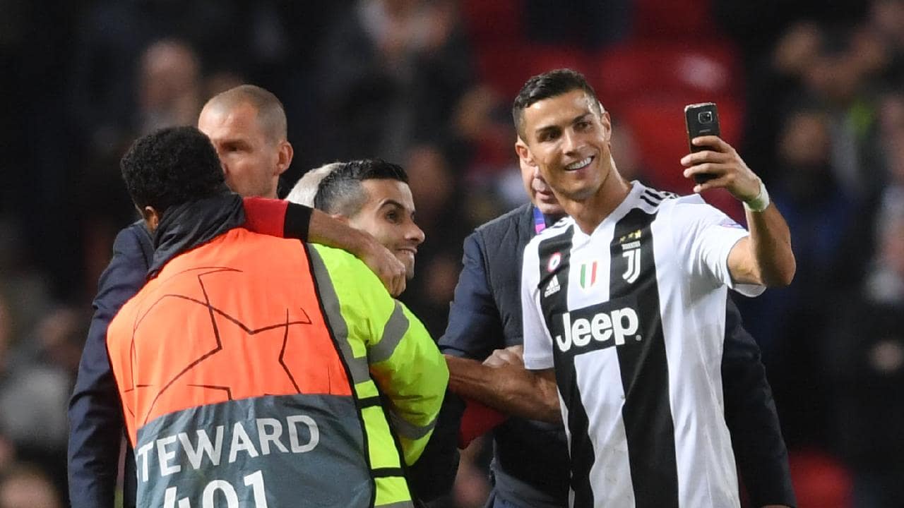 Ronaldo tira selfie com adepto que invadiu o campo e é aplaudido de pé em Old Trafford | VÍDEO