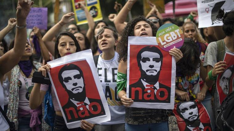 Depois de onda de protestos, apoio a Bolsonaro cresce nas sondagens