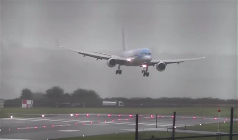 Homem descontrolado tenta abrir porta de avião quando este estava quase a descolar | VÍDEOS