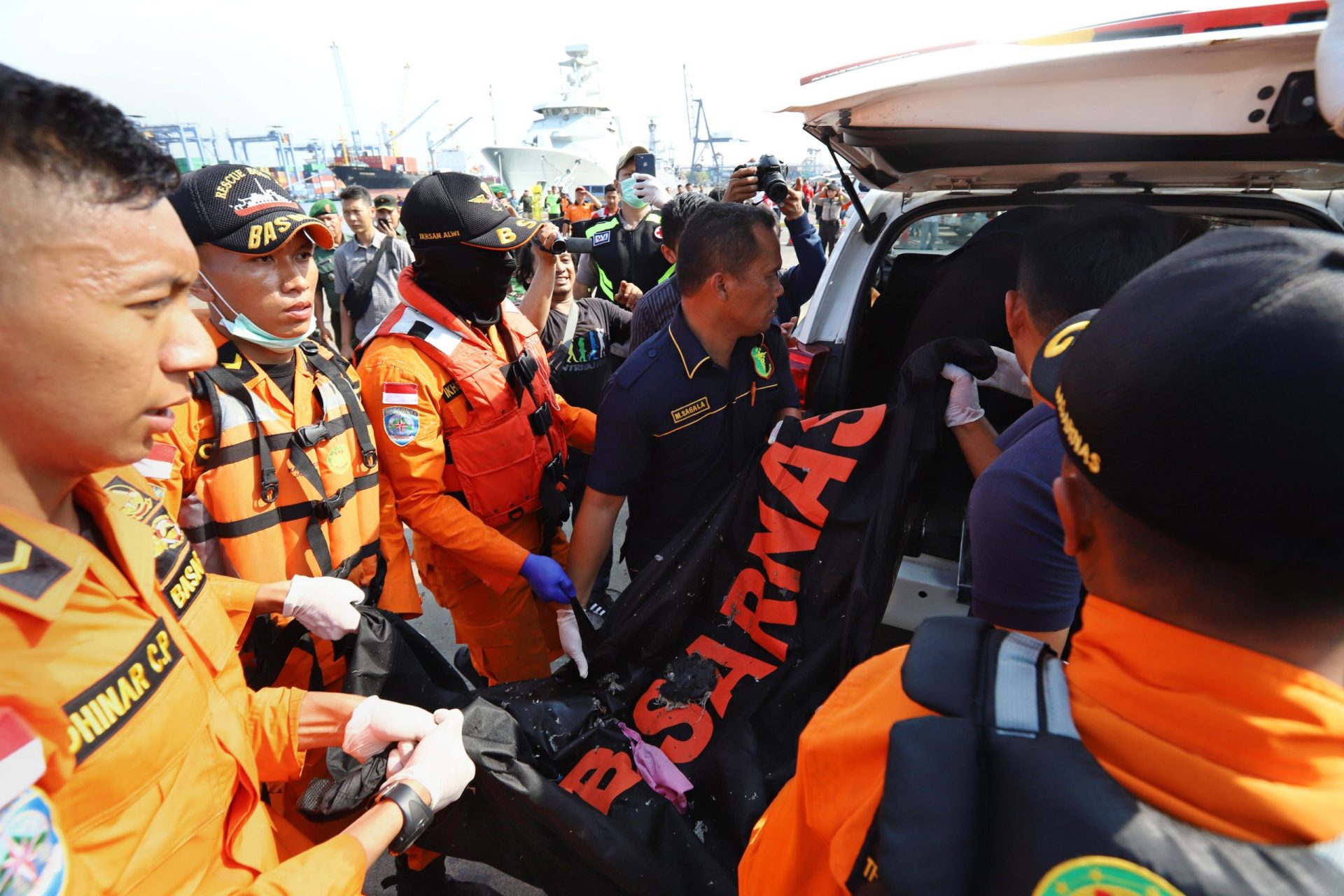 Encontrados restos mortais dos passageiros que seguiam no avião da Lion Air que caiu no mar