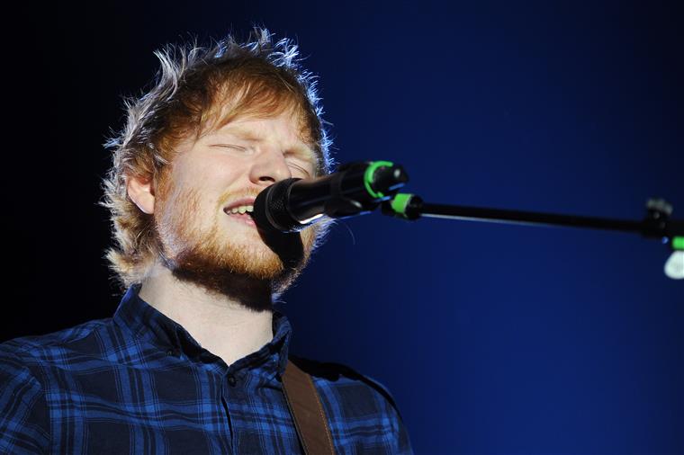 Ed Sheeran doa roupa íntima para caridade