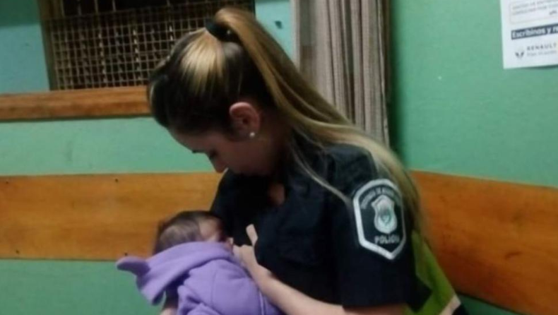 Fotografia de polícia a amamentar bebé desconhecida torna-se viral
