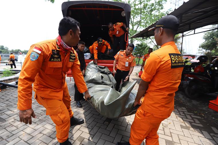 Autoridades indonésias acreditam ter descoberto carcaça de avião que se despenhou