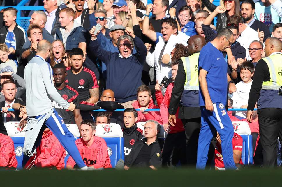 Federação inglesa multa adjunto do Chelsea por provocação a José Mourinho