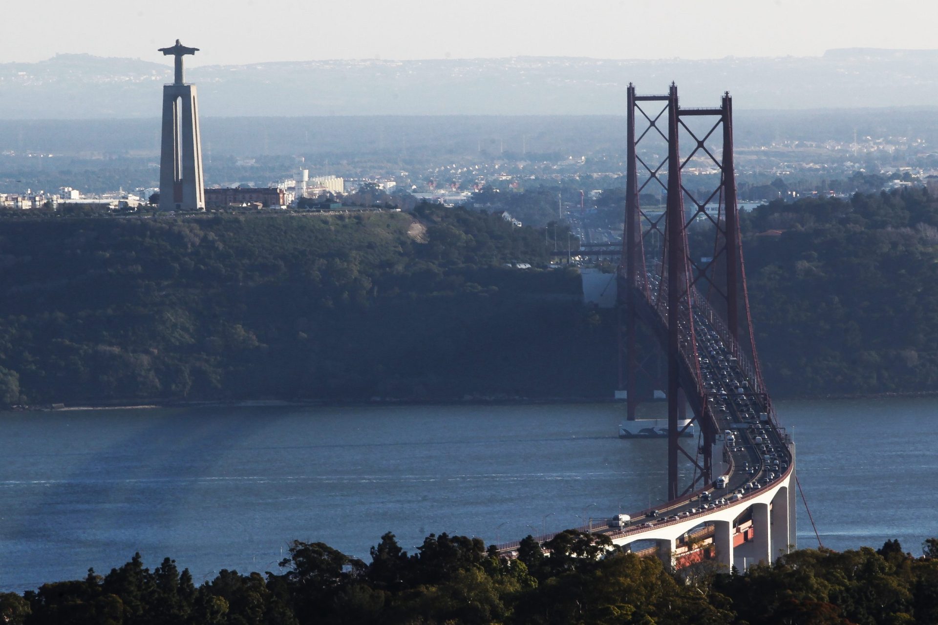 Acidente da Ponte 25 de Abril condiciona trânsito no sentido Lisboa-Almada