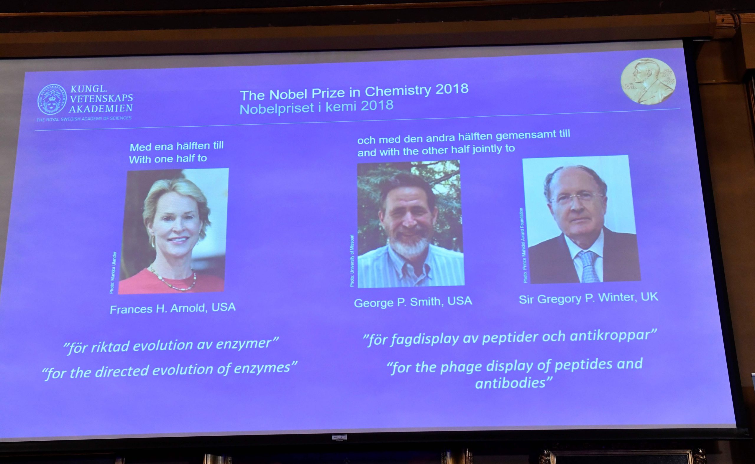 Prémio Nobel da Química atribuído a Frances Arnold, George Smith e Gregory Winter