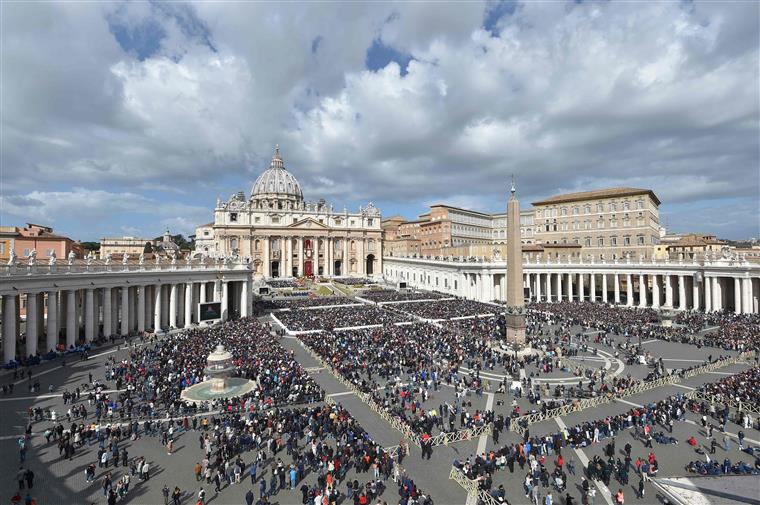 Vítimas de abusos sexuais por religiosos protestaram junto ao Vaticano