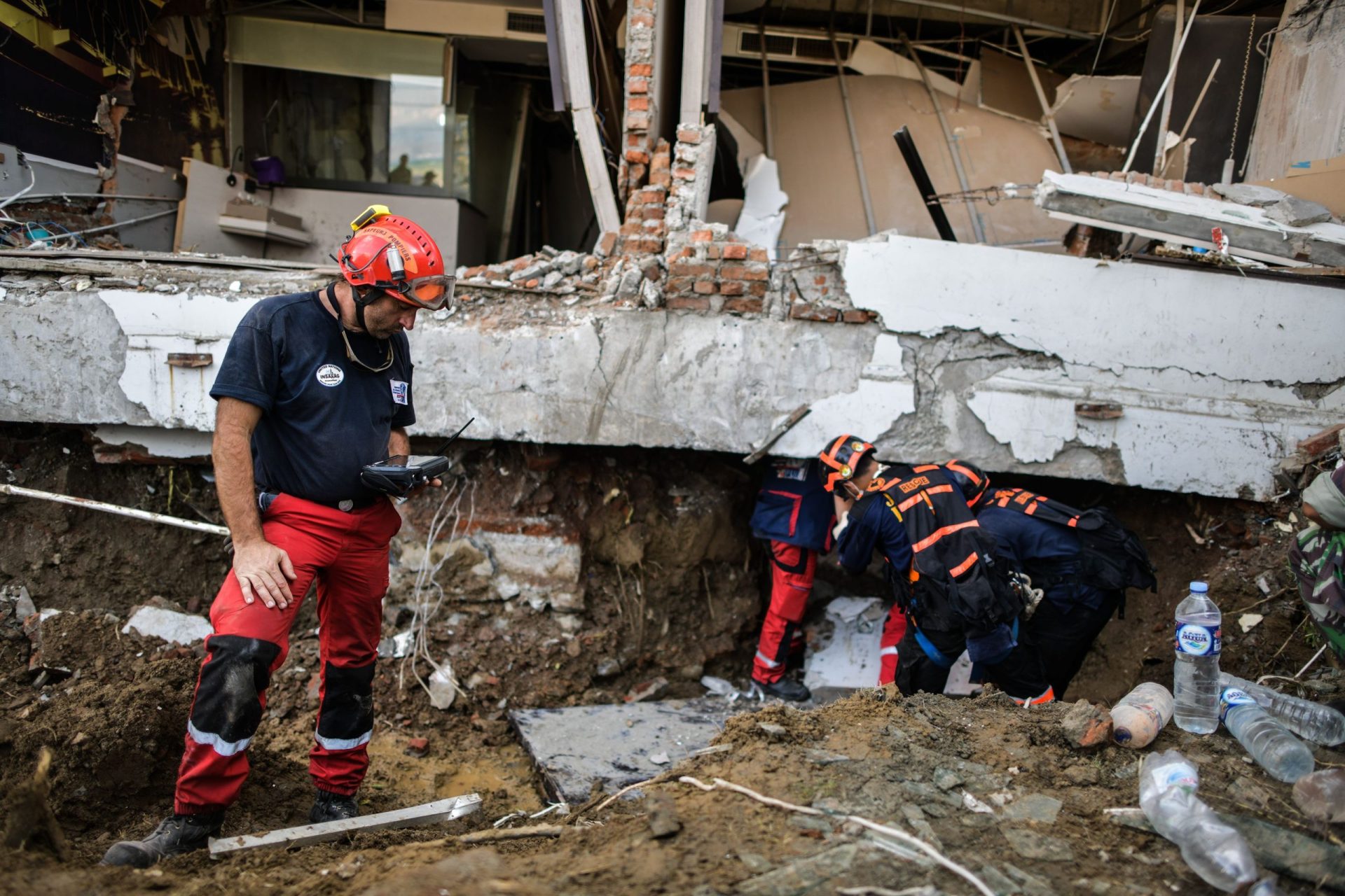 Indonésia. Resgatados com vida 31 jovens que estavam presos numa escola desde o sismo