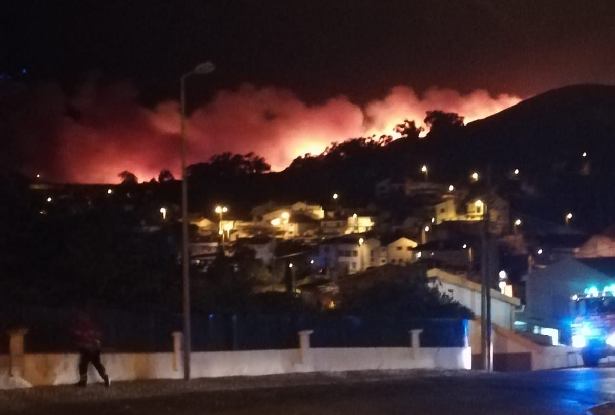 Incêndio em Sintra alastra rapidamente | VÍDEO