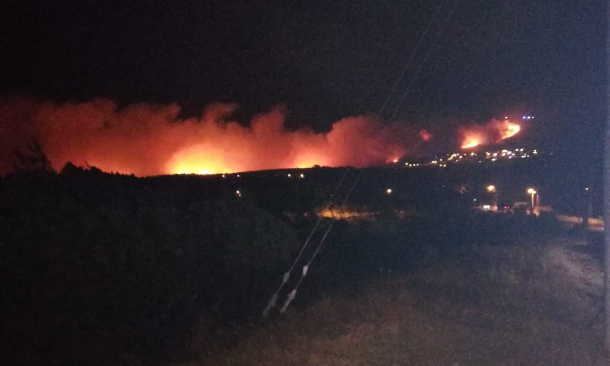 Vento dificulta operação dos bombeiros no incêndio em Sintra | VÍDEO