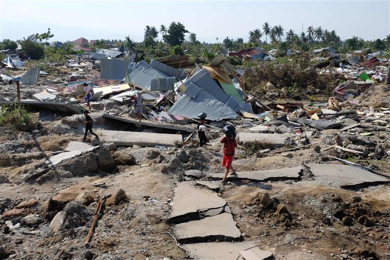 Quase 2.000 pessoas morreram após sismo e tsunami na Indonésia