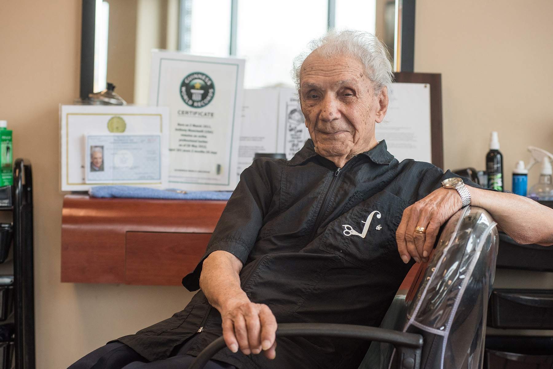 Este barbeiro tem 107 anos e corta cabelo há 96