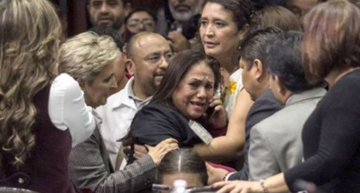 Deputada descobre que filha foi assassinada em sessão do parlamento mexicano | Vídeo