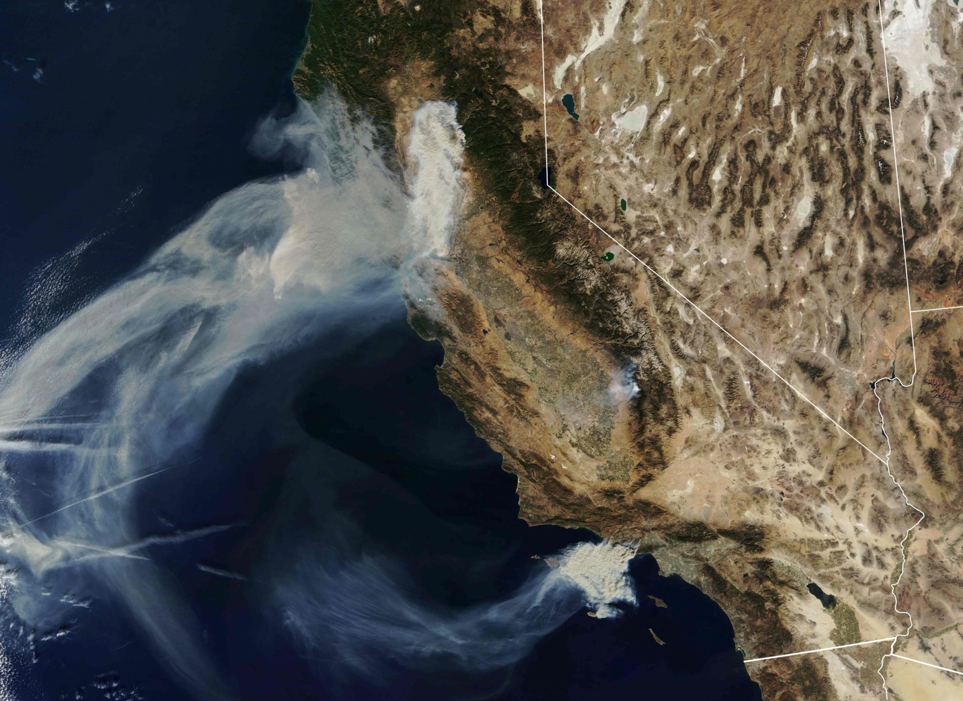 O fogo da Califórnia visto do Espaço. NASA revela imagens impressionantes | Fotos